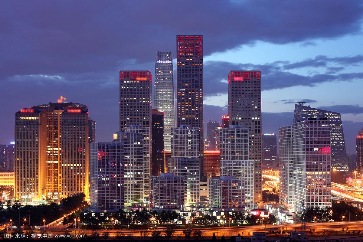 九游体育_女司机驾保时捷“测试”性能横穿马路冲进绿化带(图3) 九游体育